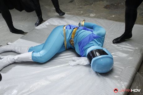 Asiatisk skønhed Galactic Sentai Brave Blue får sin fisse leget af rumvæsener