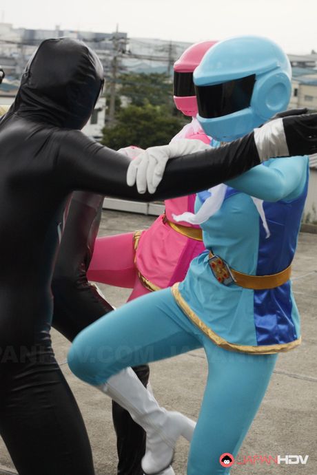 Asiatiske teenagere i uniformer bliver strippet og kneppet af rumvæsener