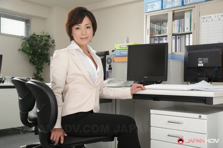 魅力的な日本の秘書蓮見はパンティーを脱いでクリトリスをマッサージします