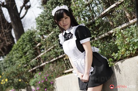 優秀的日本女僕 Yui Kyouno 展示她的火熱臀部，並在獨奏中張開她的陰部