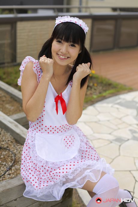 素敵なアジアのメイド朝倉ことみがストリップしてトリミングされた彼女の猫をおもちゃにする