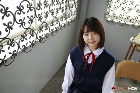 女子高生のいすみは先生にオマンコをいじられ、チンコを突かれる