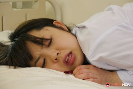 Asiatisk skolepige Isumi får sin fisse slikket og kneppet af sin lærer