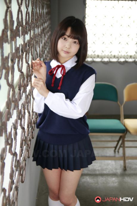 女學生 Isumi 的陰部被老師挑逗和乾