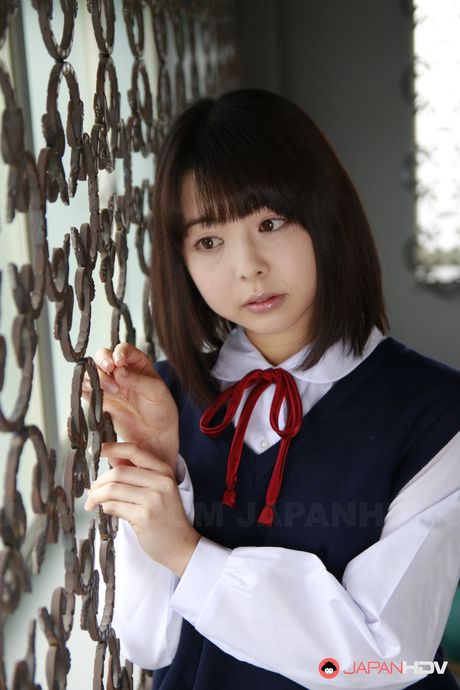 女學生 Isumi 的陰部被老師挑逗和乾