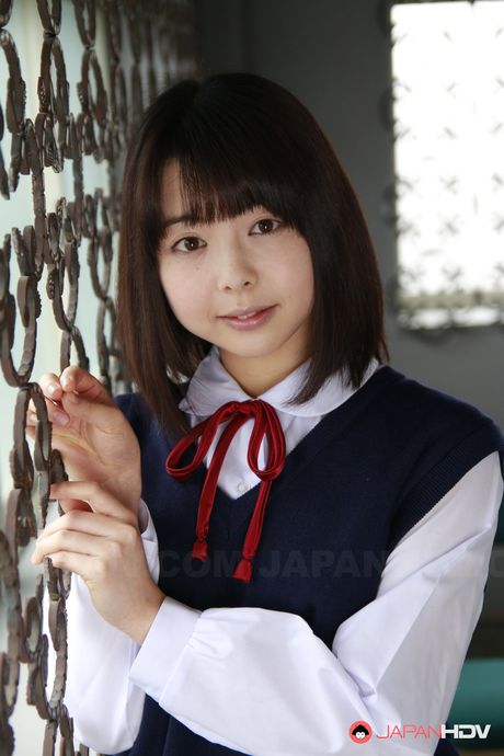 女學生 Isumi 的陰部被老師挑逗和乾