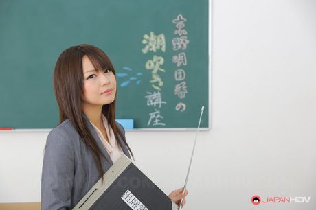 亞洲教師 Asuka Kyono 在課堂上脫光衣服，展示她令人驚嘆的乳房
