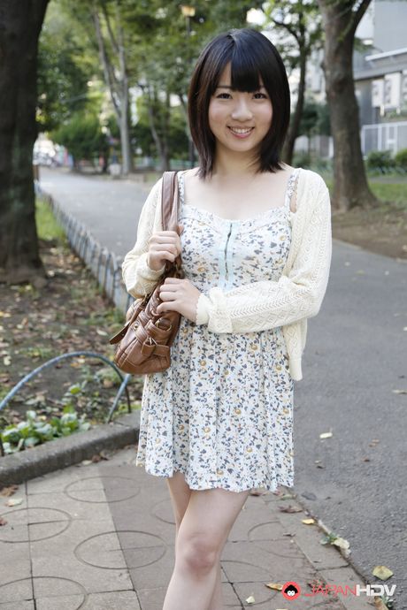 Babe med små bryster Madoka Adachi leger med et legetøj