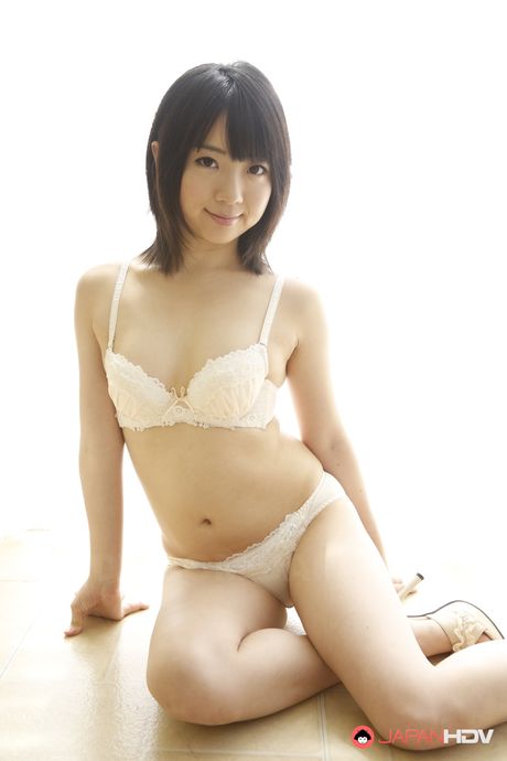 Babe med små bryster Madoka Adachi leger med et legetøj