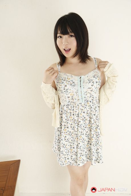 Babe med små bryster Madoka Adachi leger med et legetøj