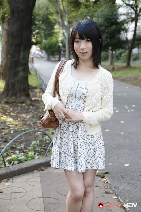 Babe med små bryster Madoka Adachi leger med et legetøj