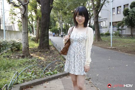 Babe med små bryster Madoka Adachi leger med et legetøj