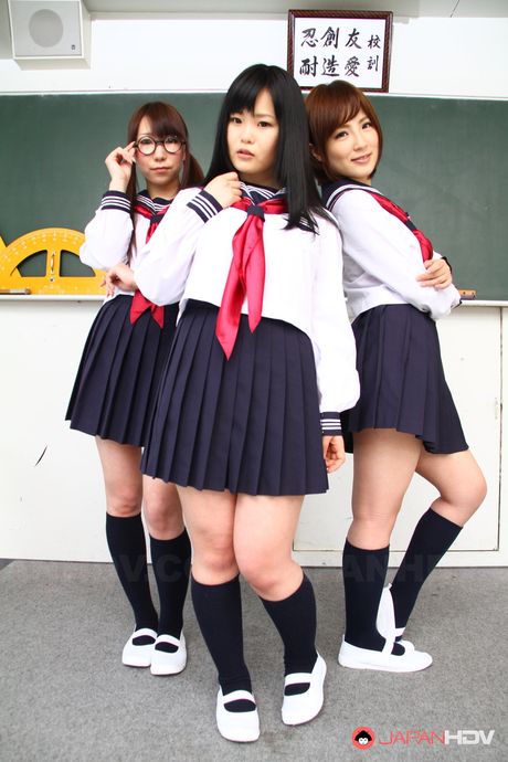 女學生 Kaede Oshiro 裸體接受集體口交