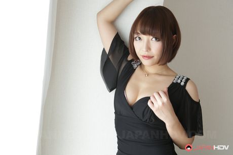 アジアのママ、綾名ゆいが網タイツ姿で大きな胸とポーズを披露