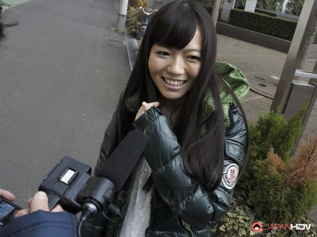 亞洲女孩宮崎優真在淋浴時被舔陰和乾