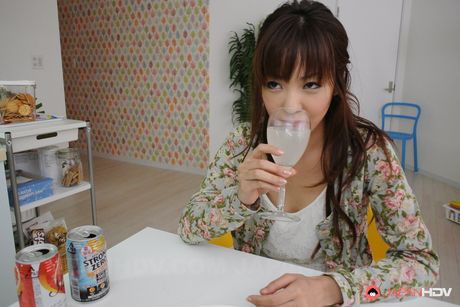 Lækker asiatisk Nami Honda får sin fisse slikket og kneppet af en liderlig fyr