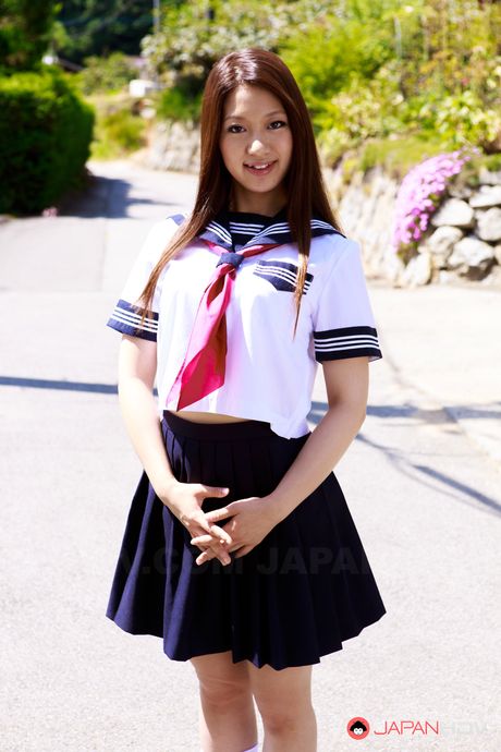 完美的日本女學生水島愛在面部護理之前吸吮雞巴