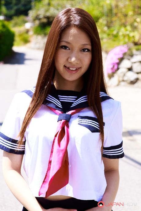 完美的日本女學生水島愛在面部護理之前吸吮雞巴