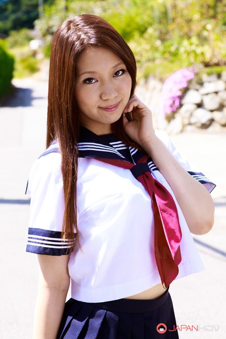 完美的日本女學生水島愛在面部護理之前吸吮雞巴