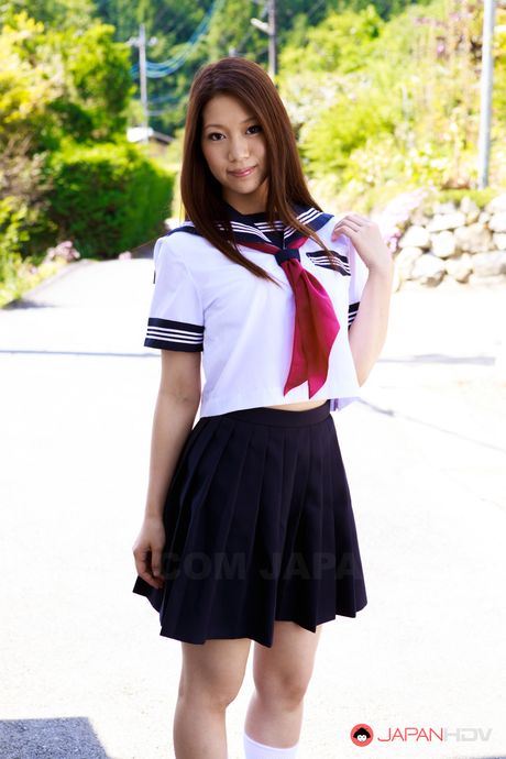 完美的日本女學生水島愛在面部護理之前吸吮雞巴