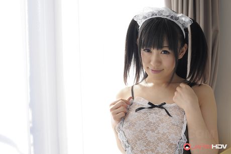 天使般的日本女僕 Yui Kyouno 脫下她的製服並被客戶操