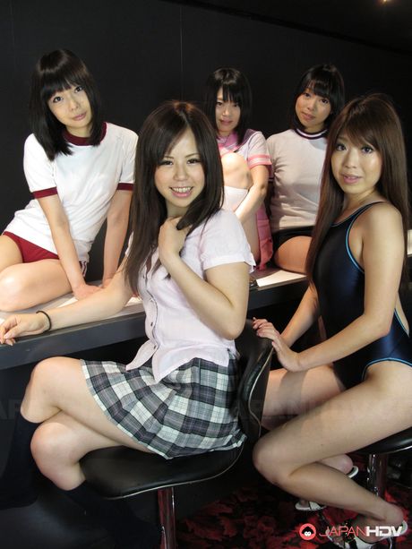 Asiatiske skolepiger bliver nøgne, før de har en trekant på en sofa