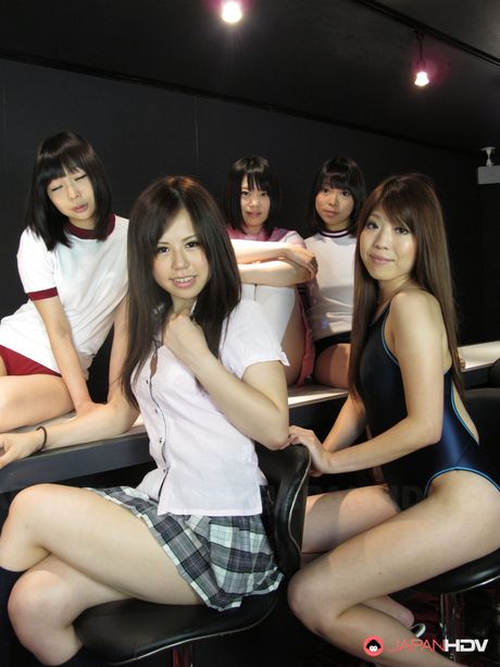 Asiatiske skolepiger bliver nøgne, før de har en trekant på en sofa