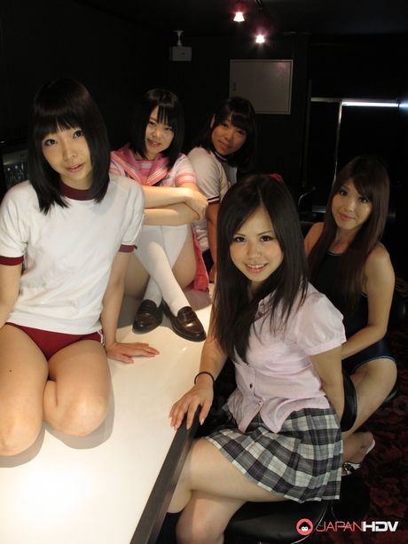 Asiatiske skolepiger bliver nøgne, før de har en trekant på en sofa