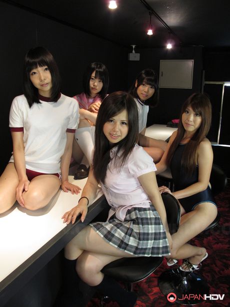 Asiatiske skolepiger bliver nøgne, før de har en trekant på en sofa