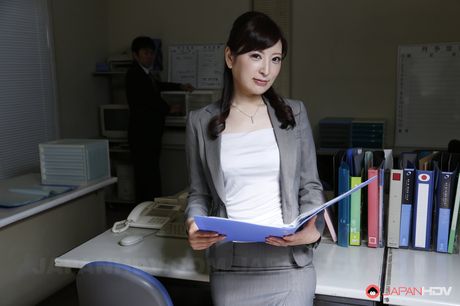 亞洲辦公室女郎 Noeru Mitsushima 炫耀她的性感臀部並獨自騎著雞巴