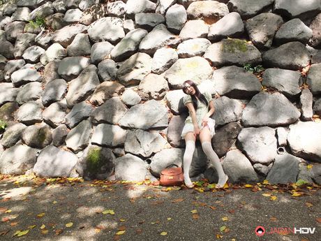 亞洲封面女郎 Tsukushi 在岩石露頭上脫光衣服然後自慰