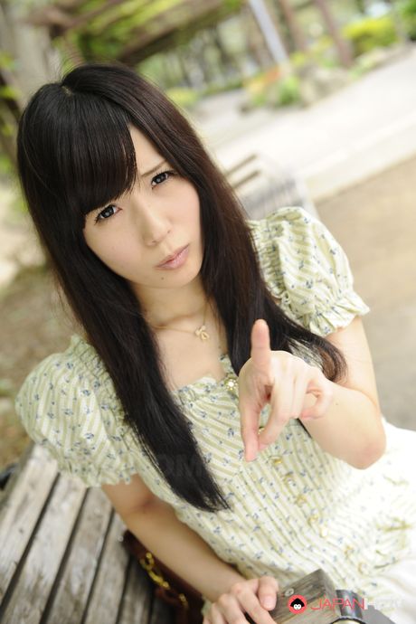 天使のようなアジアのつくしは、興奮した見知らぬ人に彼女の猫をオナニーさせます