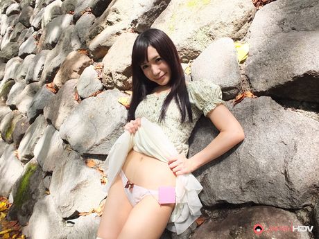 亞洲封面女郎 Tsukushi 在岩石露頭上脫光衣服然後自慰