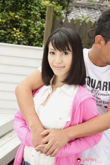 Asiatisk pige Kaede Kyomoto bliver nøgen i en baghave før en vaginal knepper