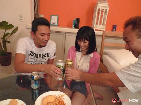 亞洲寶貝 Kaede Kyomoto 被男友和他的朋友雙重操