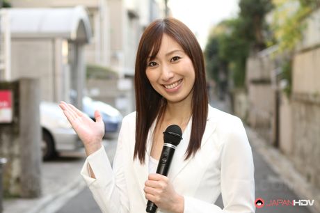 アジアの美女、西尾かおりが3人の男にオマンコを舐められ犯される