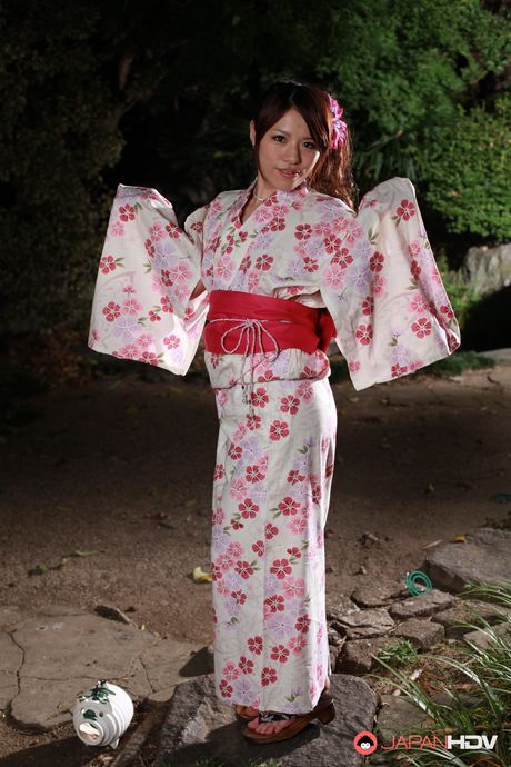 亞洲封面女郎鈴木佳奈在毯子上脫光衣服然後吸吮雞巴