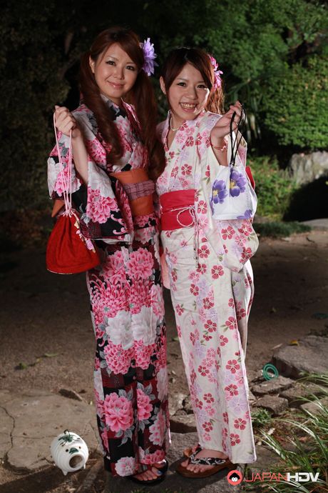 亞洲封面女郎鈴木佳奈在毯子上脫光衣服然後吸吮雞巴