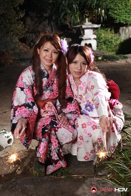 亞洲封面女郎鈴木佳奈在毯子上脫光衣服然後吸吮雞巴