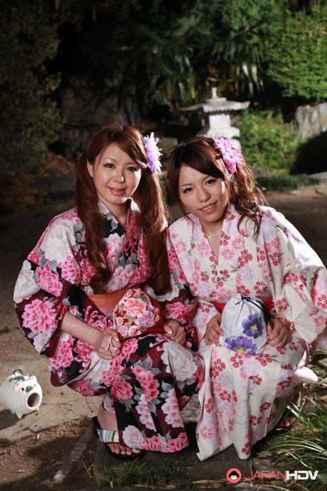 亞洲封面女郎鈴木佳奈在毯子上脫光衣服然後吸吮雞巴