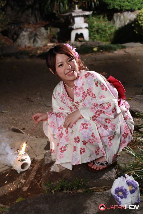 Den asiatiske coverpige Kana Suzuki nøgner sig på et tæppe, før hun sutter en pik