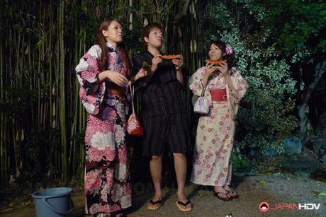 Den asiatiske covergirl Kana Suzuki sutter en pik i en skov, mens hun har en kimono på