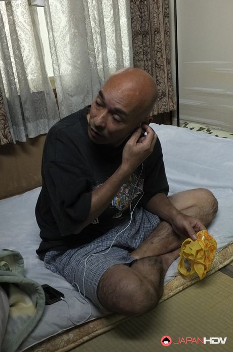 茶色の目をした北原樹里が寝室でオマンコにチンコを詰め込まれる