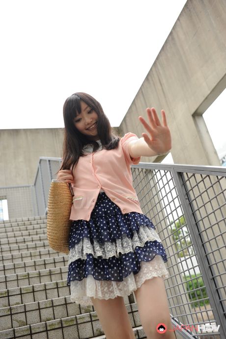 Asiatisk teenager Riko Tabe bliver nøgen på en bænk før en biltur