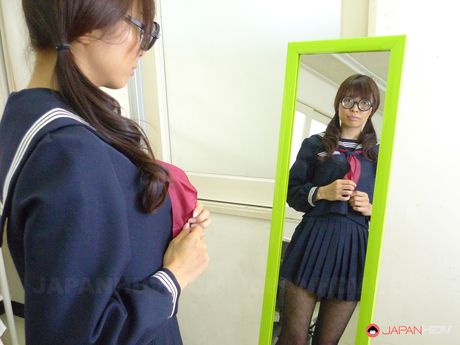 棕髮女學生 Azusa Misaki 在課堂上被雞巴塞滿小穴