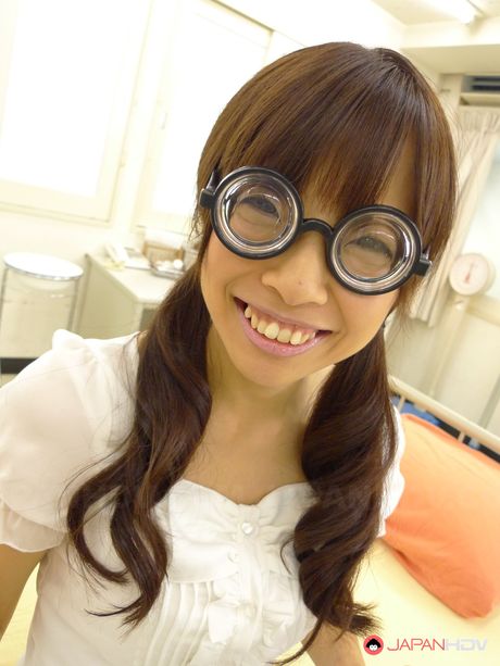 棕髮女學生 Azusa Misaki 在課堂上被雞巴塞滿小穴