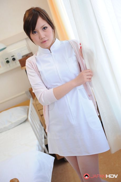 Asiatisk sygeplejerske Yuri Konishi masserer sin patients pik og får en belønning