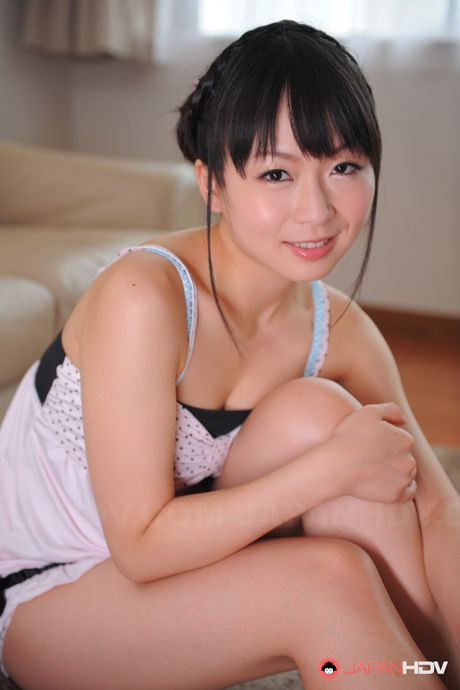 アジアの女の子、羽月希が彼女の素晴らしいおっぱいを見せて、彼女のおまんこをおもちゃで弄ぶ