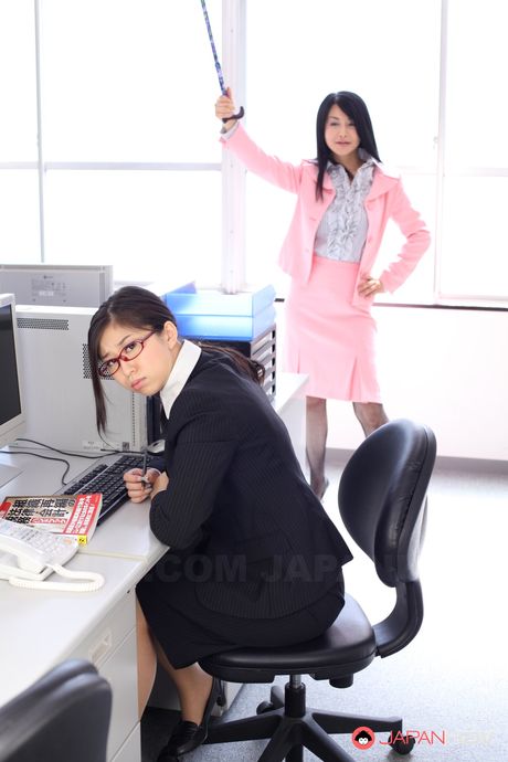 美麗的日本辦公室女士 Yuka Tsubasa 脫光衣服並露出她的乳房和陰部