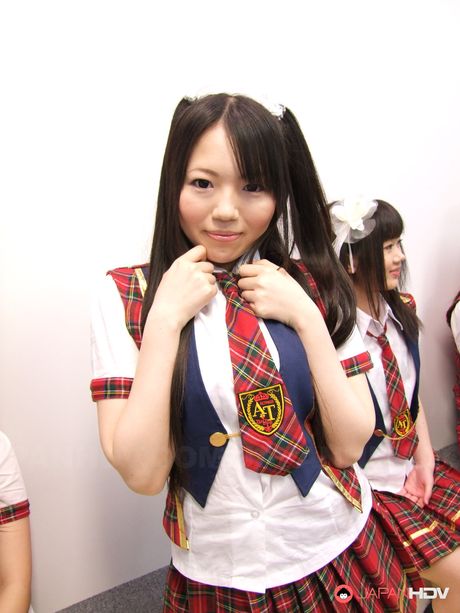 J: 穿著制服的女學生被假陽具塞滿陰部